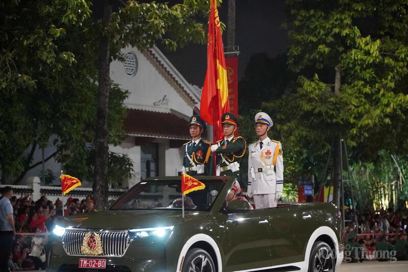 Xe tổ quân kỳ tham gia diễu binh, diễu hành