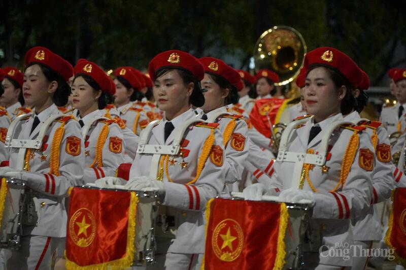 Khối nữ quân nhạc tham gia diễu binh, diễu hành