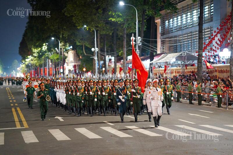 Những bước chân dứt khoát, mạnh mẽ của khối sĩ quan Lục quân.