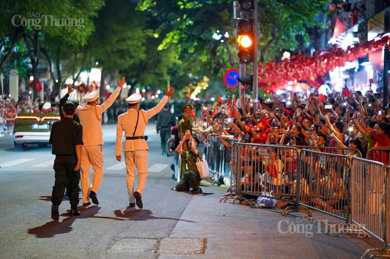 Các lực lượng tham gia duyệt binh vẫy tay chào đón người dân