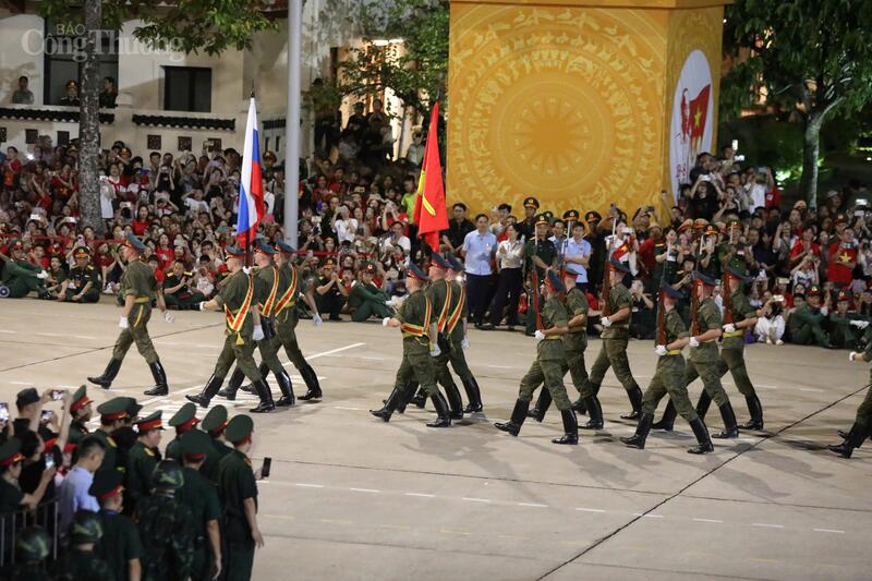 Khối diễu binh lực lượng vũ trang Liên bang Nga trên đường phố Hà Nội