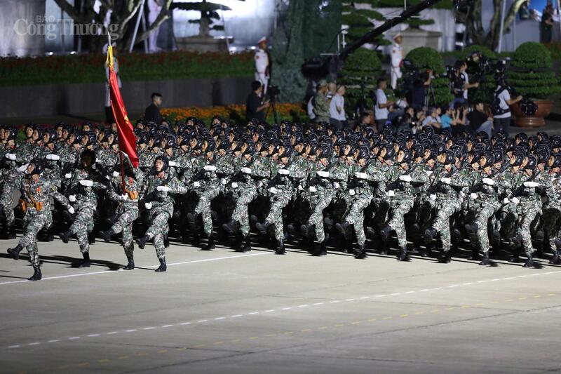 Khối sĩ quan, chiến sĩ Bộ đội Tăng - Thiết giáp hiên ngang tiến qua lễ đài.