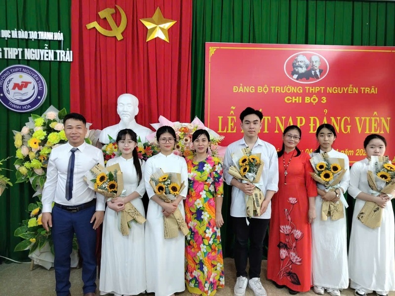 Năm 2024, tỉnh Thanh Hóa đã có hơn 2.000 học sinh được kết nạp vào Đảng. Ảnh: Nguyễn Thế
