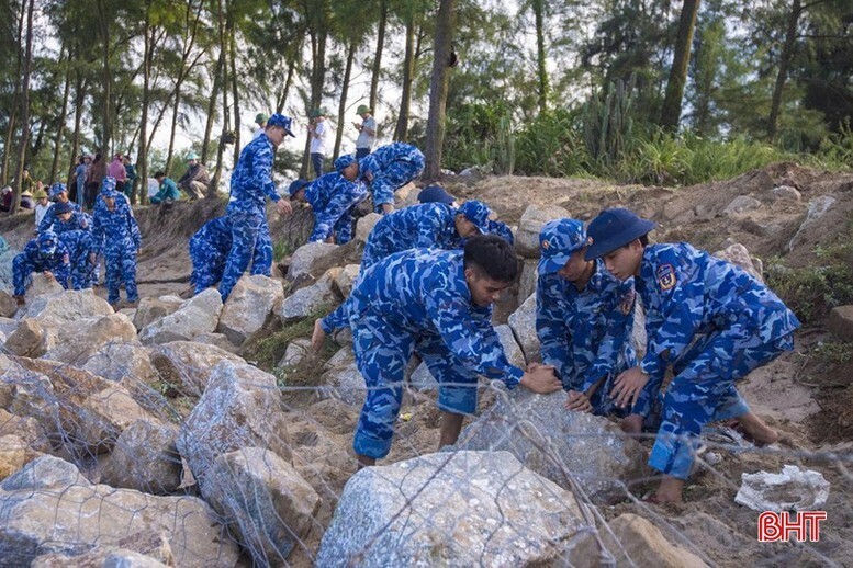 Hải đội 102 tham gia gia cố đê Hội Thống đoạn qua xã Đan Hải, tỉnh Hà Tĩnh. Ảnh: Báo Hà Tĩnh