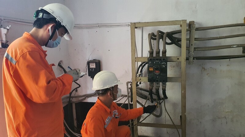 Nhân viên ngành điện TP. Hồ Chí Minh tăng cường kiểm tra, phát hiện và xử lý kịp thời các khiếm khuyết của thiết bị, lưới điện. Ảnh: EVNHCMC.