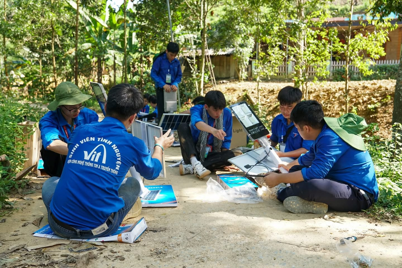 Đội tình nguyện của Đại học Bách Khoa Hà Nội đã hoàn thành lắp đặt 105 cột đèn tại Thái Nguyên và Ninh Bình