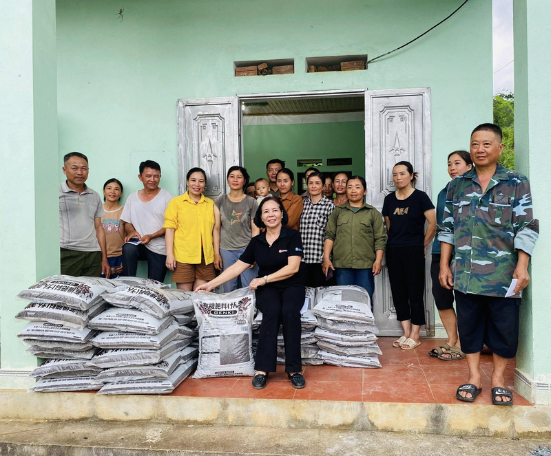 Hợp tác xã Yến Dương cấp phát thóc giống nguyên chủng và phân bón cho các hộ dân tham gia mô hình liên kết sản xuất tại xã Thượng Minh. Ảnh: HTX Yến Dương