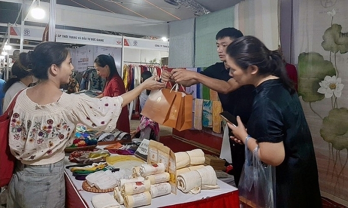 Khách hàng tham quan, mua sắm tại Hội chợ do TP Hà Nội tổ chức