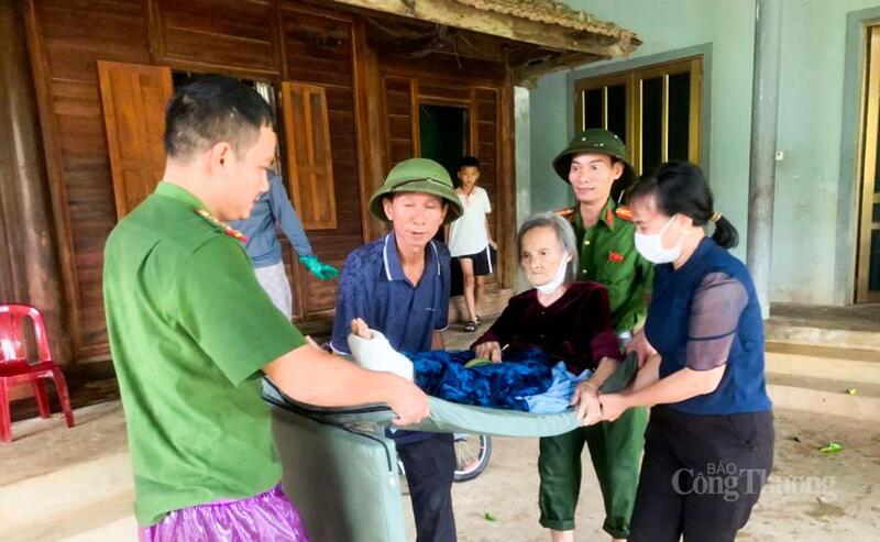 Công an xã Hương Khê đưa cụ bà đi cấp cứu trong mưa bão