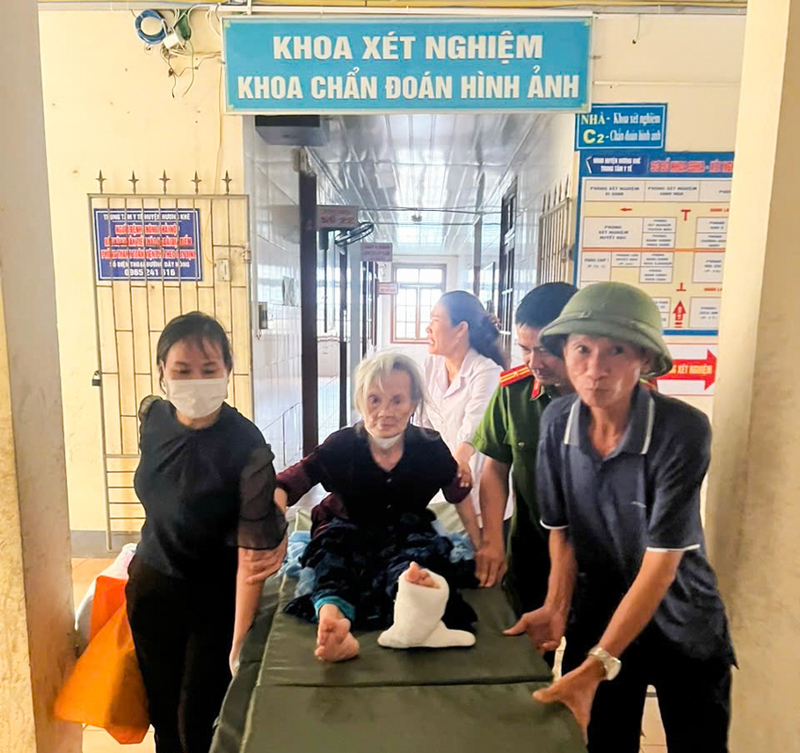 Hành động kịp thời, đầy trách nhiệm và nhân văn của lực lượng Công an xã Hương Khê đã nhận được sự cảm kích, tin tưởng của người dân, góp phần lan tỏa hình ảnh đẹp của người chiến sỹ Công an nhân dân. Ảnh: Công an Hà Tĩnh