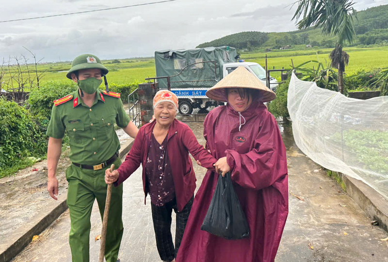 Lực lượng công an xã đưa người già neo đơn, người yếu thế đến nơi tránh trú bão an toàn. Ảnh: Công an Hà Tĩnh
