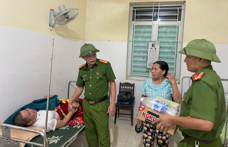Công an xã Cẩm Lạc, Hà Tĩnh hỗ trợ lương thực, thực phẩm thiết yếu cho người dân tại nơi tránh trú bão. Ảnh: Công an Hà Tĩnh