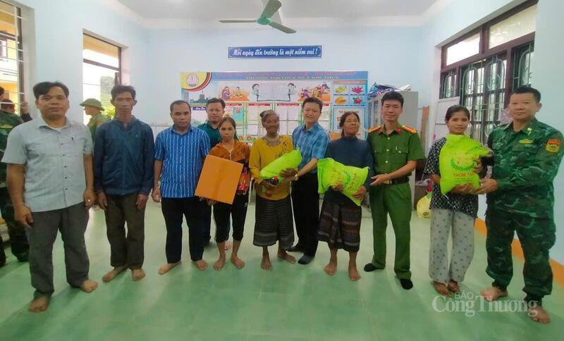 UBND xã Kim Ngân cùng các lực lượng vũ trang trao quà cho các hộ dân đồng bào dân tộc