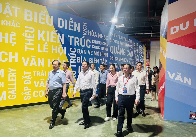 Bộ trưởng Bộ Văn hóa, Thể thao và Du lịch - ông Nguyễn Văn Hùng kiểm tra thực tế tại Triển lãm Thành tựu đất nước. Ảnh: Anh Tú