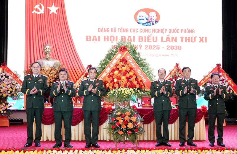 Thượng tướng Phạm Hoài Nam tặng hoa cho Đoàn Chủ tịch Đại hội