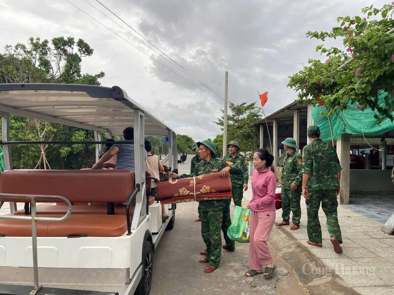 Sử dụng các phương tiện để đưa người dân tới nơi an toàn