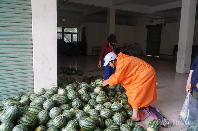 Người dân mua ủng hộ dưa hấu Trường Định tại điểm bán lẻ chợ Nam Ô