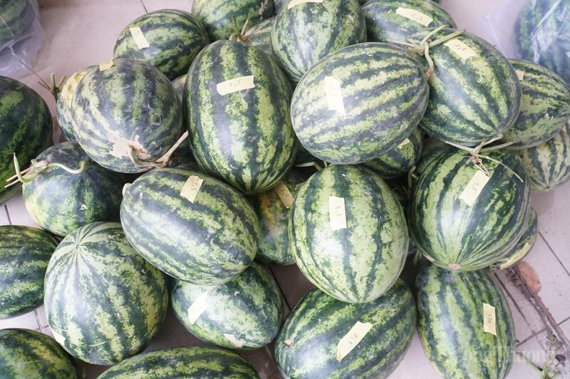 Dưa được cân và ghi chú cụ thể cho người nhận