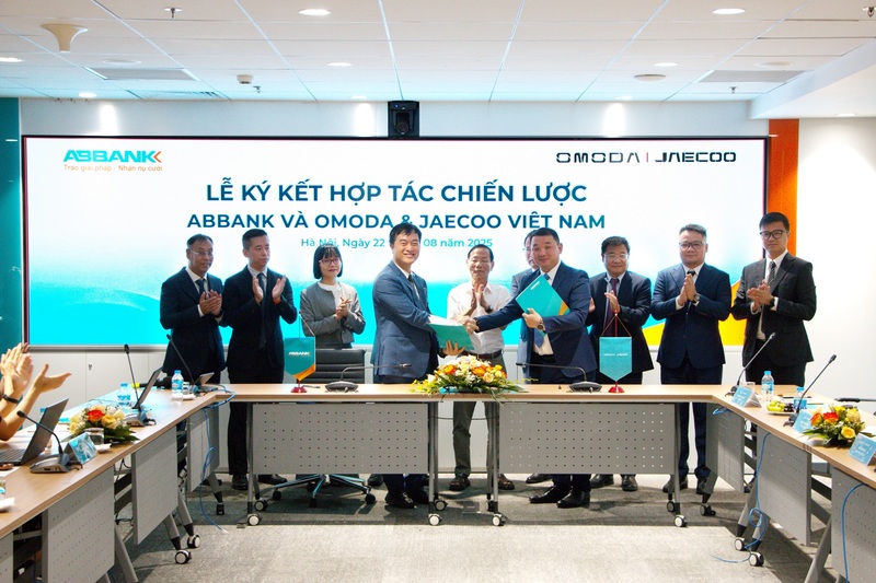 ABBANK ký kết hợp tác chiến lược với Omoda & Jaecoo Việt Nam, đưa ra chương trình vay mua xe “Trả trước 0 đồng - Mang xe về nhà”. Ảnh: Duy Minh