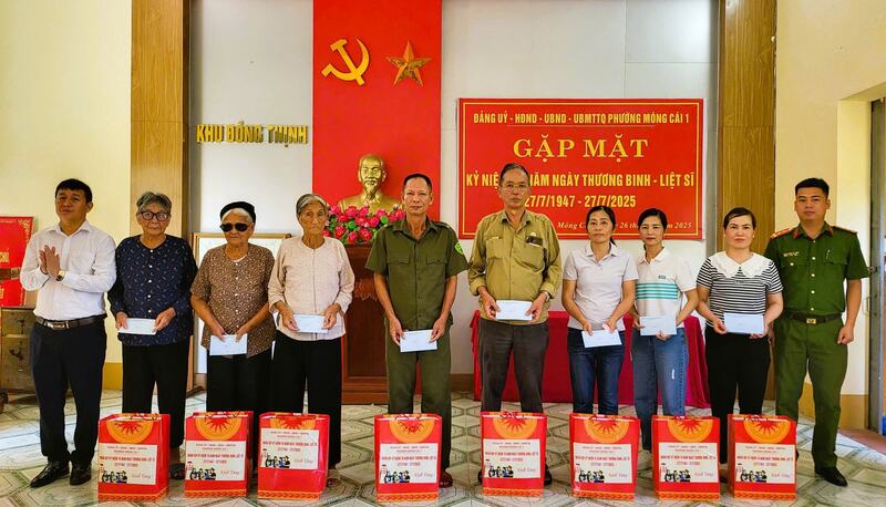 Lãnh đạo phường Móng Cái 1 gặp mặt tri ân nhân dịp 27/7 (Ảnh: tỉnh Quảng Ninh)