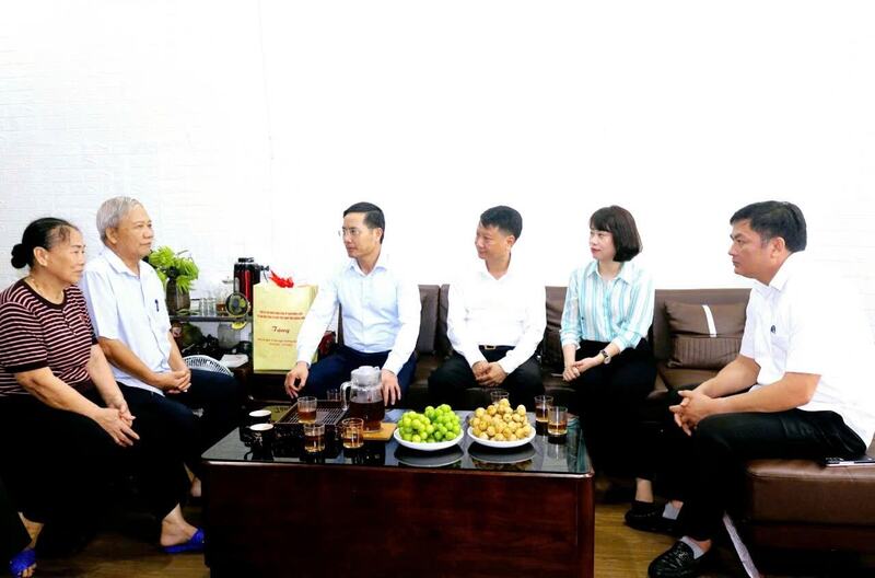 Chủ tịch UBND tỉnh Quảng Ninh thăm tặng quà tri ân người có công tại phường Móng Cái 1 (Ảnh: tỉnh Quảng Ninh)