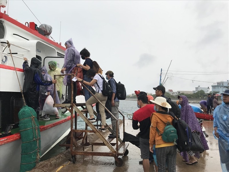 Ứng phó bão số 5, Bộ trưởng Bộ Văn hóa, Thể thao và Du lịch yêu cầu phối hợp tổ chức tuyên truyền và di dời, sơ tán khách du lịch đến nơi an toàn. Ảnh: Thành Chung