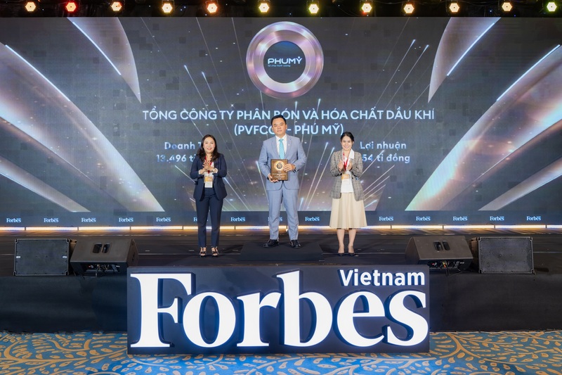 Ông Nguyễn Xuân Hòa, Chủ tịch HĐQT Phú Mỹ - PVFCCo nhận Danh hiệu Top 50 công ty niêm yết tốt nhất Việt Nam 2025 (Ảnh Phú Mỹ - PVFCCo)