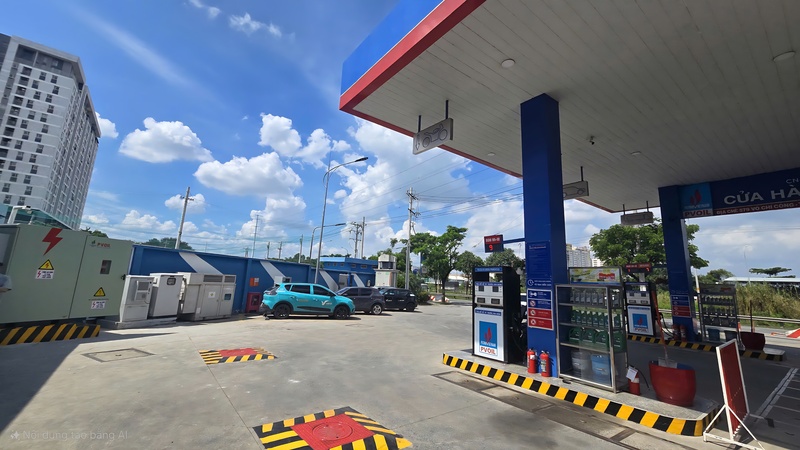 Hệ thống điện năng lượng mặt trời áp mái và hệ thống lưu trữ điện năng tích hợp GRES tại CHXD Phú Hữu cung cấp nguồn điện cho trạm sạc xe ô tô điện (Ảnh PVOIL)