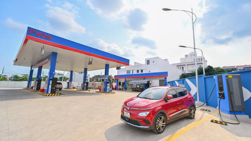 Trạm sạc xe ô tô điện tại CHXD Phú Hữu hoạt động từ tháng 12/2023 (Ảnh PVOIL)