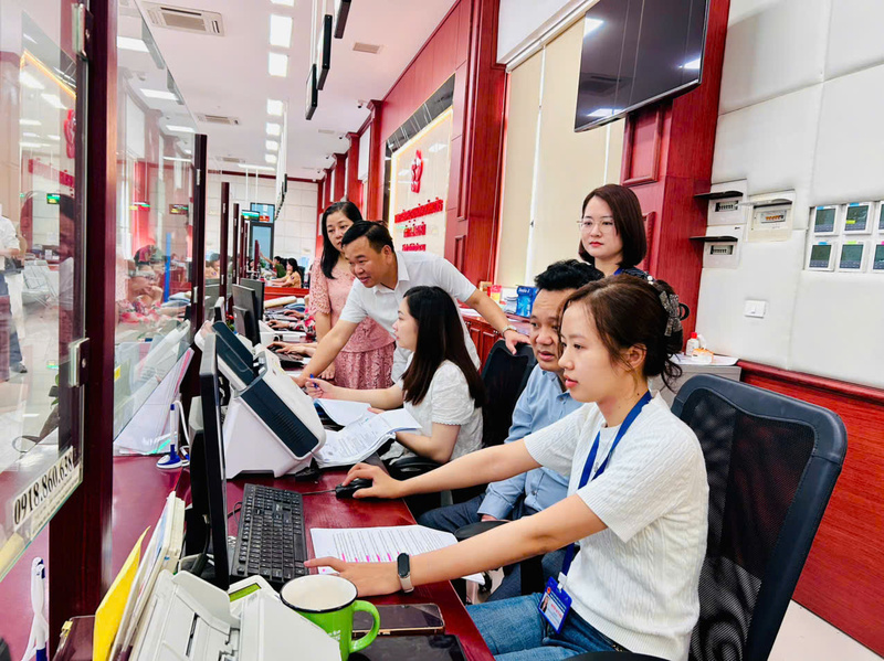 Cán bộ đoàn công tác của Bộ Khoa học và Công nghệ làm việc tại Trung tâm phục vụ hành chính công tỉnh Thái Nguyên