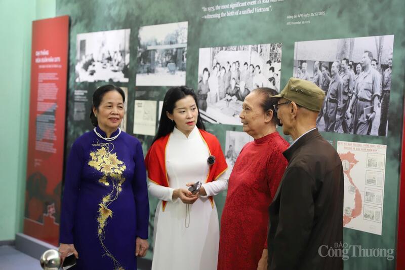 Bà Nguyễn Thị Yểm (ngoài cùng bên trái) cùng các đồng đội nhớ lại câu chuyện những ngày tháng dưới Hầm Cơ yếu