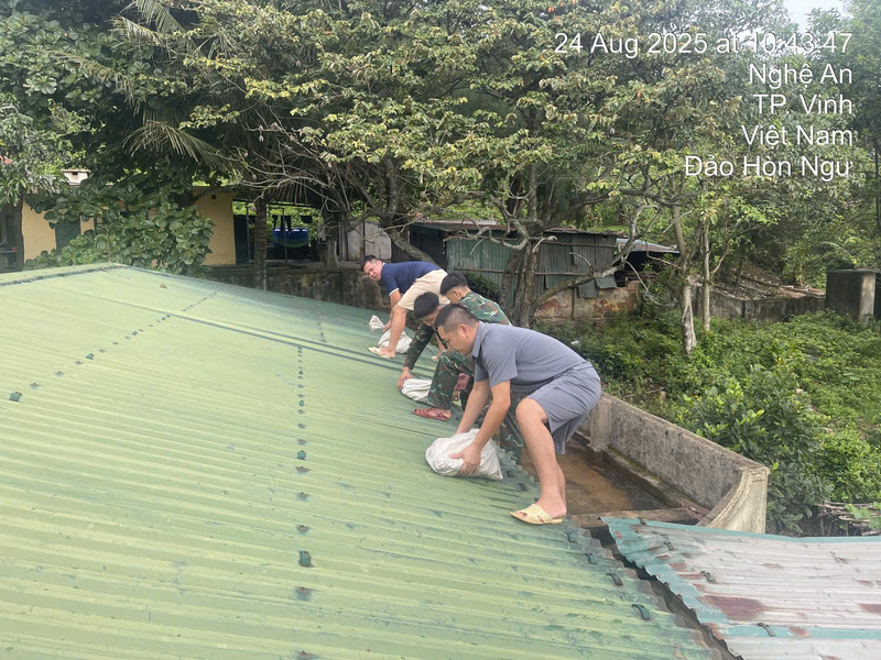Quan trắc viên tại Trạm Khí tượng Hải văn Hòn Ngư (Nghệ An) chuẩn bị ứng phó với Bão số 5