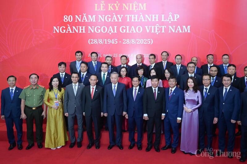 Tổng Bí thư Tô Lâm cùng lãnh đạo Đảng, Nhà nước, các bộ, ngành chụp ảnh chung tại lễ kỷ niệm 80 năm ngành Ngoại giao