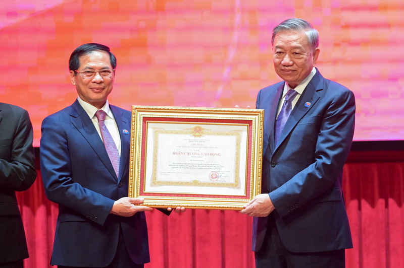 Tổng Bí thư Tô Lâm, thay mặt Đảng và Nhà nước, trao tặng Huân chương Lao động hạng Nhất cho Bộ Ngoại giao