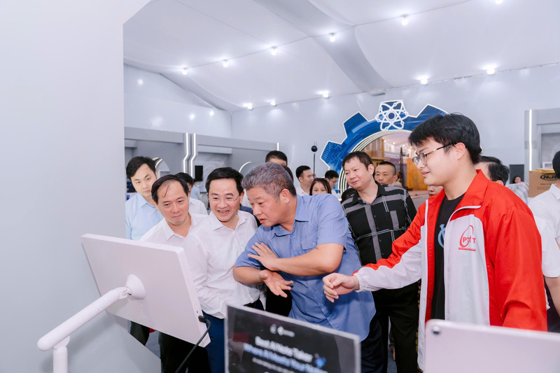 Ông Nguyễn Mạnh Quyền, Phó Chủ tịch UBND thành phố Hà Nội kiểm tra công tác trưng bày tại Triển lãm Không gian truyền thống và sáng tạo Hà Nội 2025. Ảnh: Linh Nguyễn