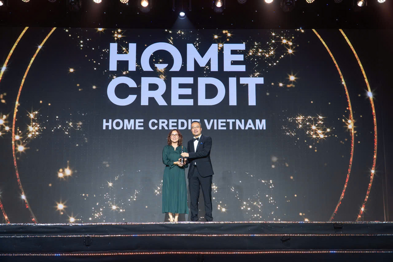 Bà Văn Thị Hồng Hạnh (trái), Giám đốc Nhân sự tại Home Credit Việt Nam vinh dự nhận giải từ HR Asia