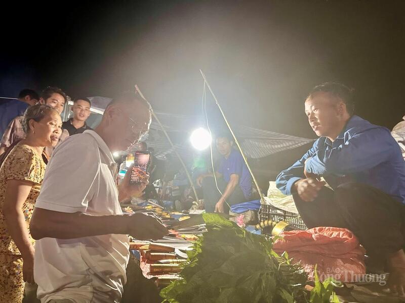 Chợ đêm San Thàng thu hút đông đảo du khách và người dân.