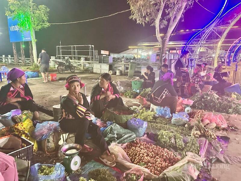 Không chỉ là nơi mua bán, trao đổi hàng hóa, chợ phiên San Thàng còn là dịp đồng bào các dân tộc được giao lưu văn hóa.