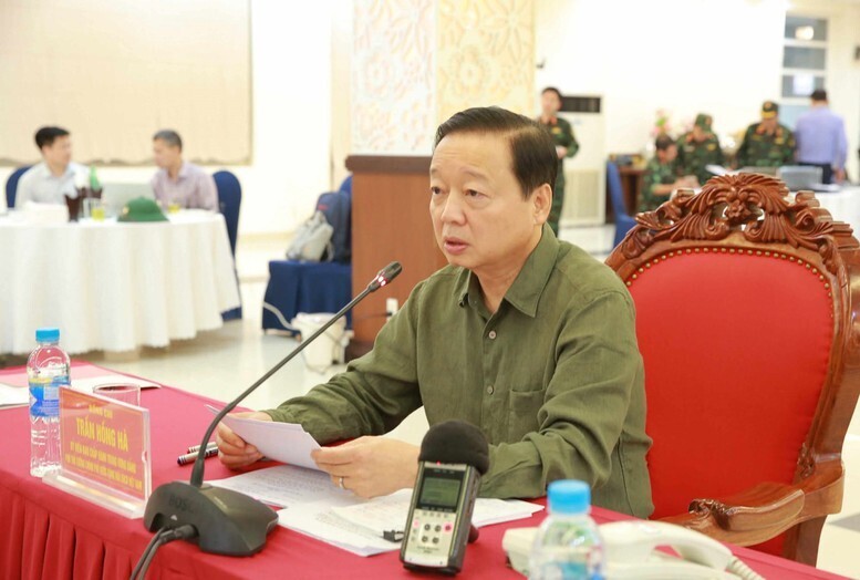 Phó Thủ tướng Trần Hồng Hà chủ trì họp Ban Chỉ đạo tiền phương ứng phó bão số 5 lần thứ 4, sau khi có bão đổ bộ vào đất liền Hà Tĩnh, Nghệ An chiều tối 25/8 - Ảnh: VGP/Minh Khôi
