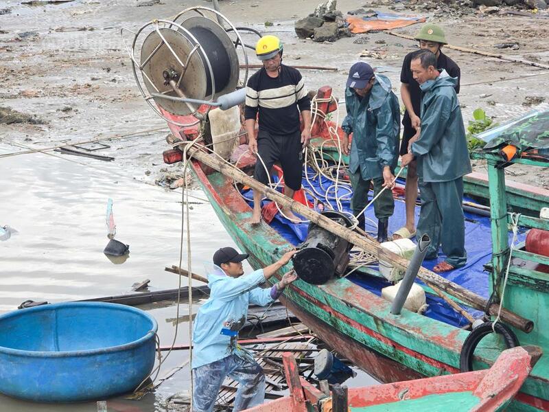 Ngư dân cùng nhau cứu vớt tài sản khi cơn bão qua đi. Ảnh: Trọng Tùng