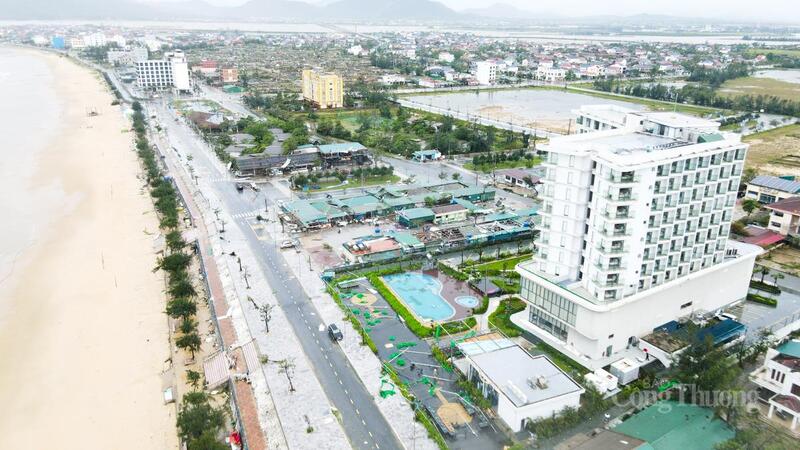 Toàn cảnh bãi biển Thiên Cầm sau ngày bão số 4 đổ bộ. Ảnh: Trọng Tùng