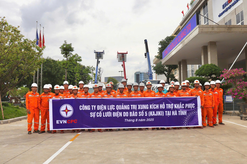 Công ty Điện lực Quảng Trị xung kích hỗ trợ khắc phục sự cố lưới điện tại Hà Tĩnh (Ảnh: Hương Nguyên)