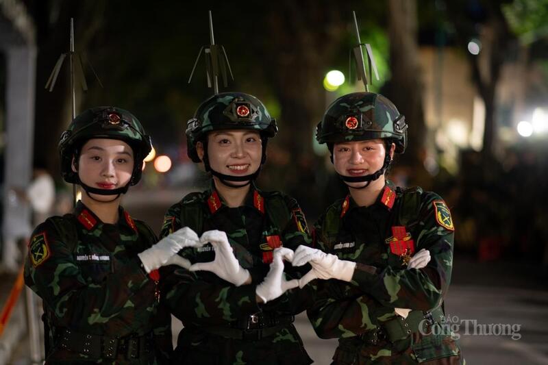 Các đồng chí tham gia khối Nữ chiến sĩ thông tin (Binh chủng thông tin liên lạc) tham gia tập luyện, chuẩn bị cho đại lễ 2/9