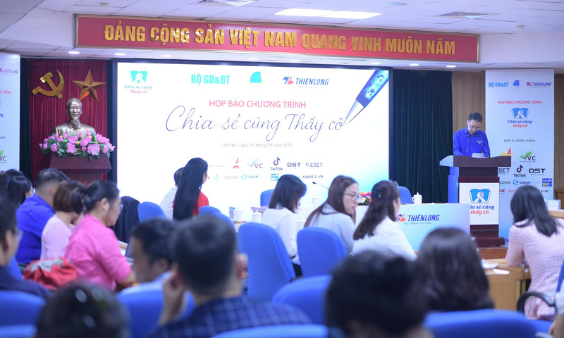 Họp báo chương trình "Chia sẻ cùng thầy cô" năm 2025