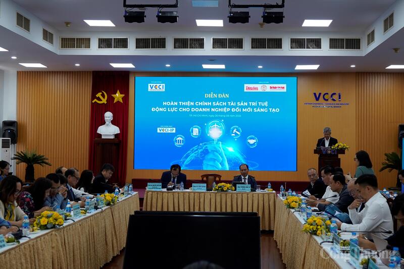 Quang cảnh diễn đàn.