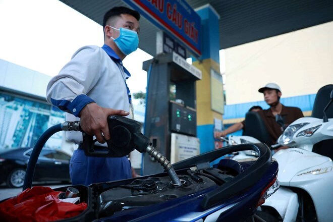 Tại Điều 4 dự thảo về lộ trình áp dụng tỉ lệ phối trộn nhiên liệu sinh học, Bộ Công Thương đề xuất từ 1.1.2026, toàn bộ xăng sử dụng cho phương tiện cơ giới dùng động cơ xăng trên toàn quốc là xăng E10. Ảnh: Hải Nguyễn