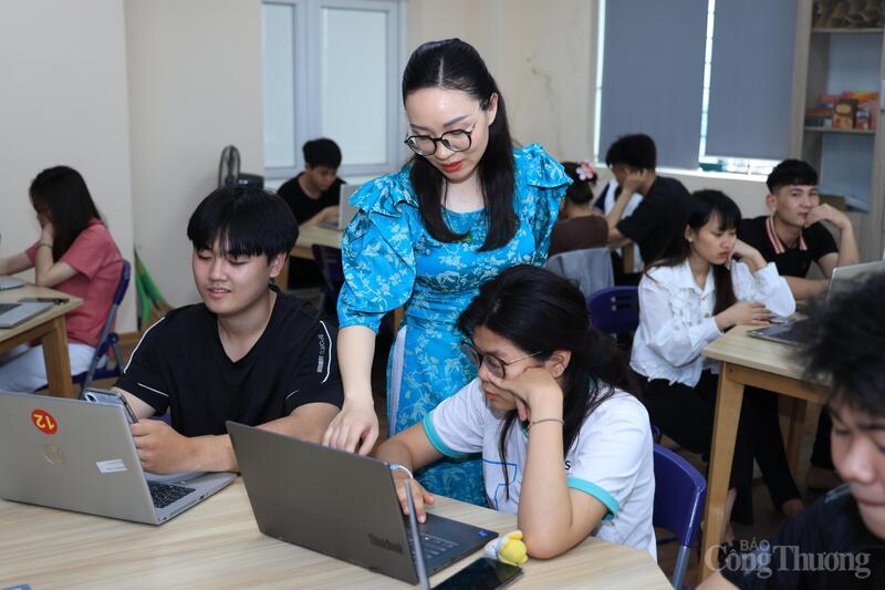 Sinh viên ngành Thương mại điện tử, Trường Cao đẳng Kinh tế Công nghiệp Hà Nội thực hành xây dựng gian hàng trực tuyến, kết hợp học lý thuyết và trải nghiệm bán hàng qua nền tảng số.