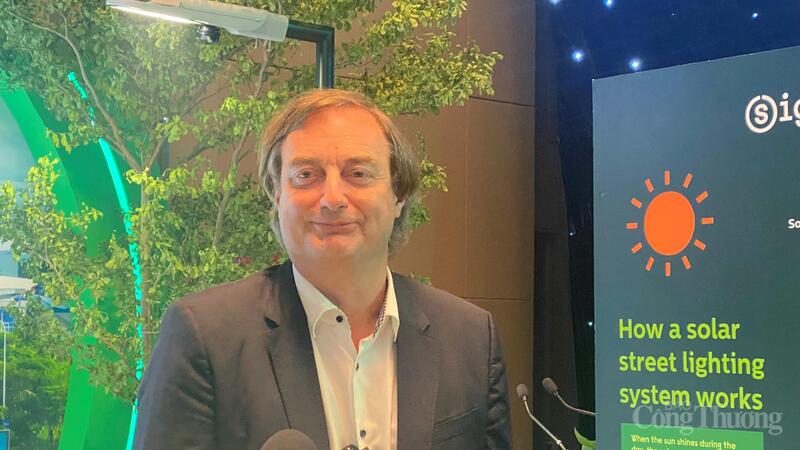 Ông Bruno Jaspaert, Tổng giám đốc DEEP C Industrial Zones phát biểu tại hội thảo