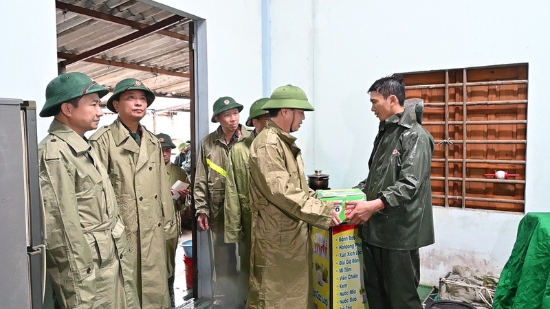 Phó Thủ tướng Trần Hồng Hà động viên và trao tặng quà cho các gia đình bị ảnh hưởng bởi bão số 5. Ảnh: Quang Dương