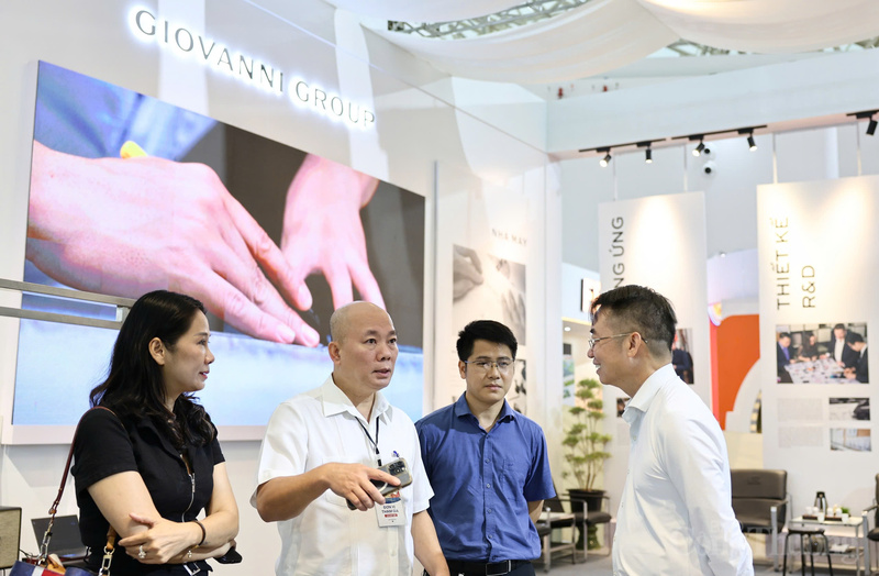 Ông Vũ Bá Phú kiểm tra và trao đổi với đại diện gian hàng của Giovanni và đánh giá cao sự sáng tạo của doanh nghiệp. Ảnh: Nam Nguyễn